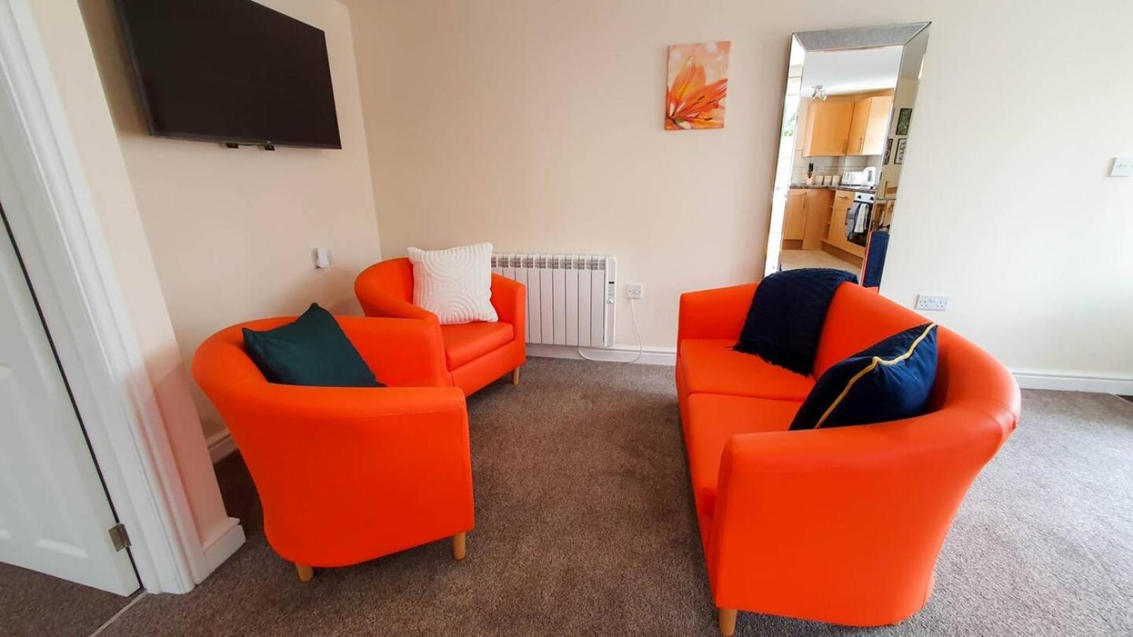 Orange Lilly In Stroud With Free Parking Stroud (Gloucestershire) Exterior foto